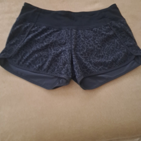Lululemon Run Speed  2way stretch  Cheetah print Shorts Sz8 EUC - Picture 2 of 6